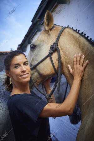 Retratos posados y durante entrevista a la rejoneadora francesa Léa Vicens