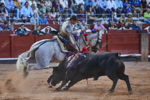 Corrida de toros y novillos con un cartel donde figuran tres mujeres