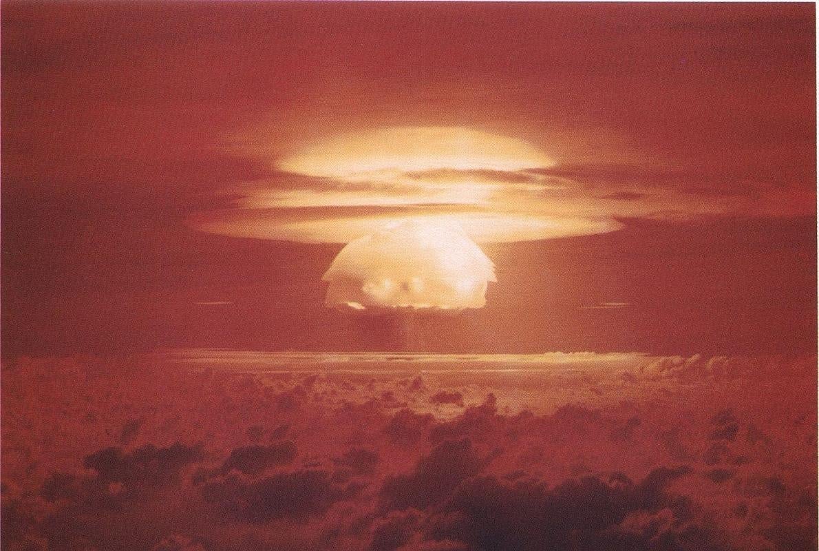 La prueba «Castle Bravo» con una potencia de 15 megatones (Bikini, 1954).