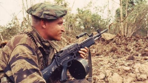 SEAL en Vietnam con una ametralladora Stoner 63A.