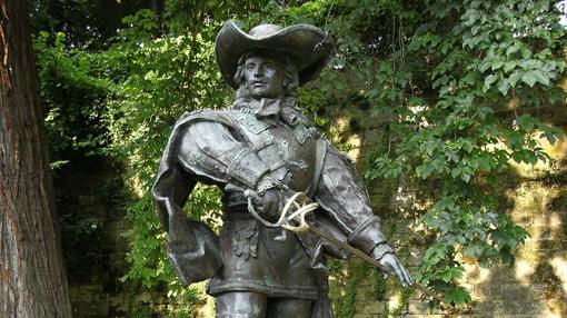 Estatua de D'Artagnan en Maastricht, ciudad donde, tanto el personaje de ficción como el real, perdieron la vida.