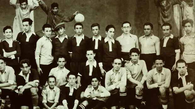 El escultor Jorge Oteiza, primero de pie de la izquierda, con el equipo de fútbol en 1922 en Lecároz