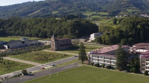 La iglesia hoy desacralizada y el magnolio es lo único que queda en pie del colegio original