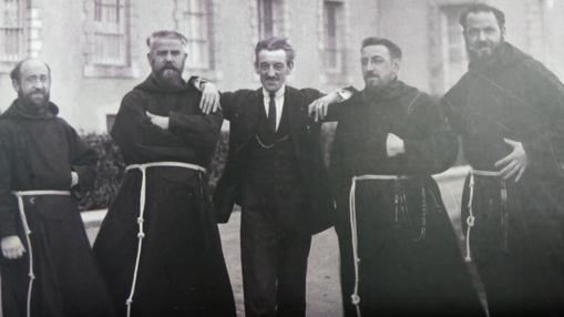 Hilario Olazarán, Dámaso de Elizondo, José Antonio Donostia y Jorge Riezu con Maurice Ravel en 1927 en la entrada del colegio