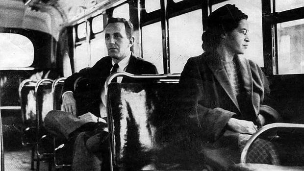 Rosa Parks, en un autobus de Montgomery (Alabama), en 1955