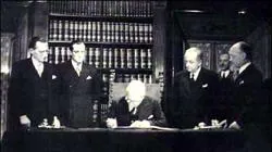 El presidente provisional Enrico De Nicola firma la Constitución
