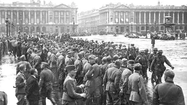 Un grupo de militares alemanes reunidos en la Plaza de la Concordia de París tras la Ocupación