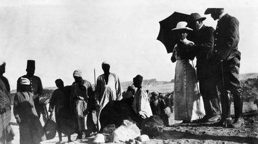 Excavación alemana en Amarna. Objeto en primer plano: El busto hecho pedazos de Akhenatón