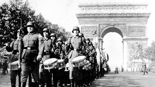 Paris (Francia), 1940. Las tropas alemanas desfilan victoriosas por París. Al fondo, el arco del triunfo