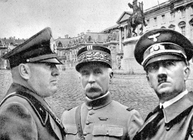 Extracto de una portada de ABC (1940) en la que se informaba de la capitulación de Francia. De izquierda a derecha: Mussolini, Pétain y Hitler. Al fondo, Versalles
