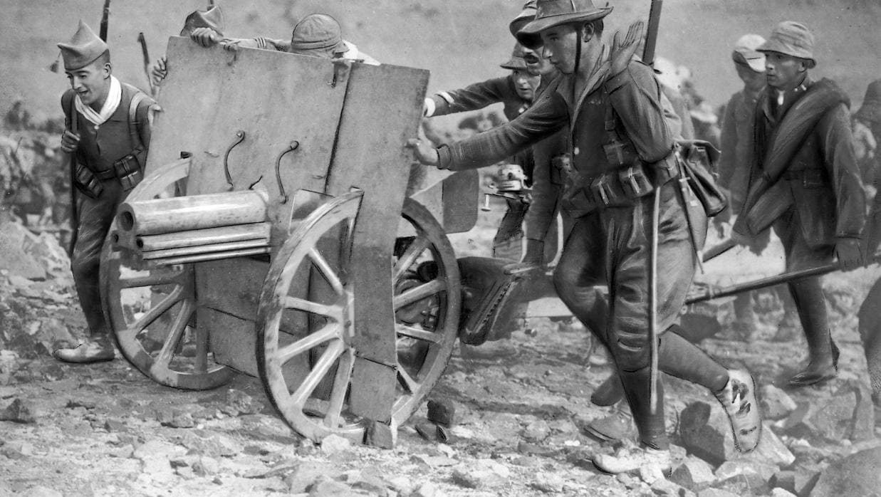 Legionarios colaborando en el transporte de artillería (1921)