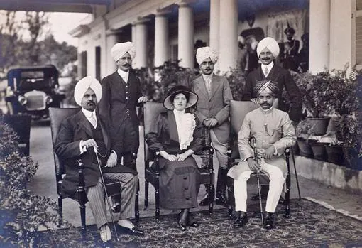 Anita Delgado junto a su marido y miembros de la aristocracia india
