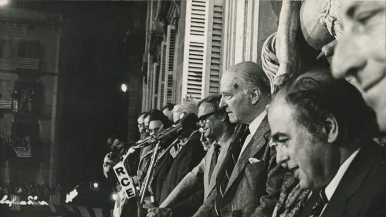 Tarradellas, en el balcón de la Generalitat, tras su retorno en 1977