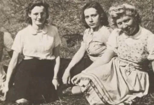 Elisabeth Wust, Felice Schragenheim y Käthe Herrmann (amiga de Lilly) en un prado