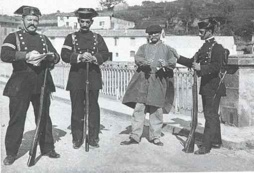 Agentes de la Guardia Civil, en 1890