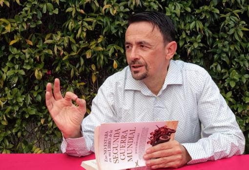 Jesús Hernández, junto a su nuevo libro