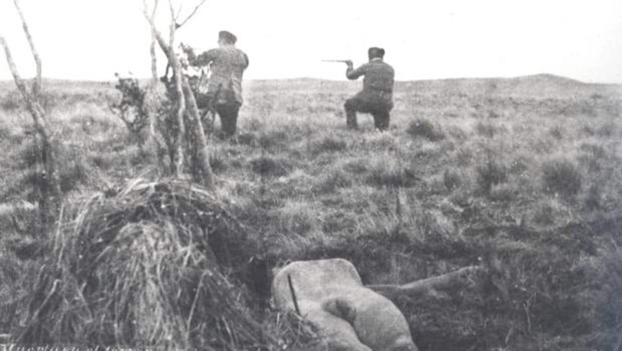 Foto de las expediciones del mercenario Julio Popper, junto a un cadáver de un indígena