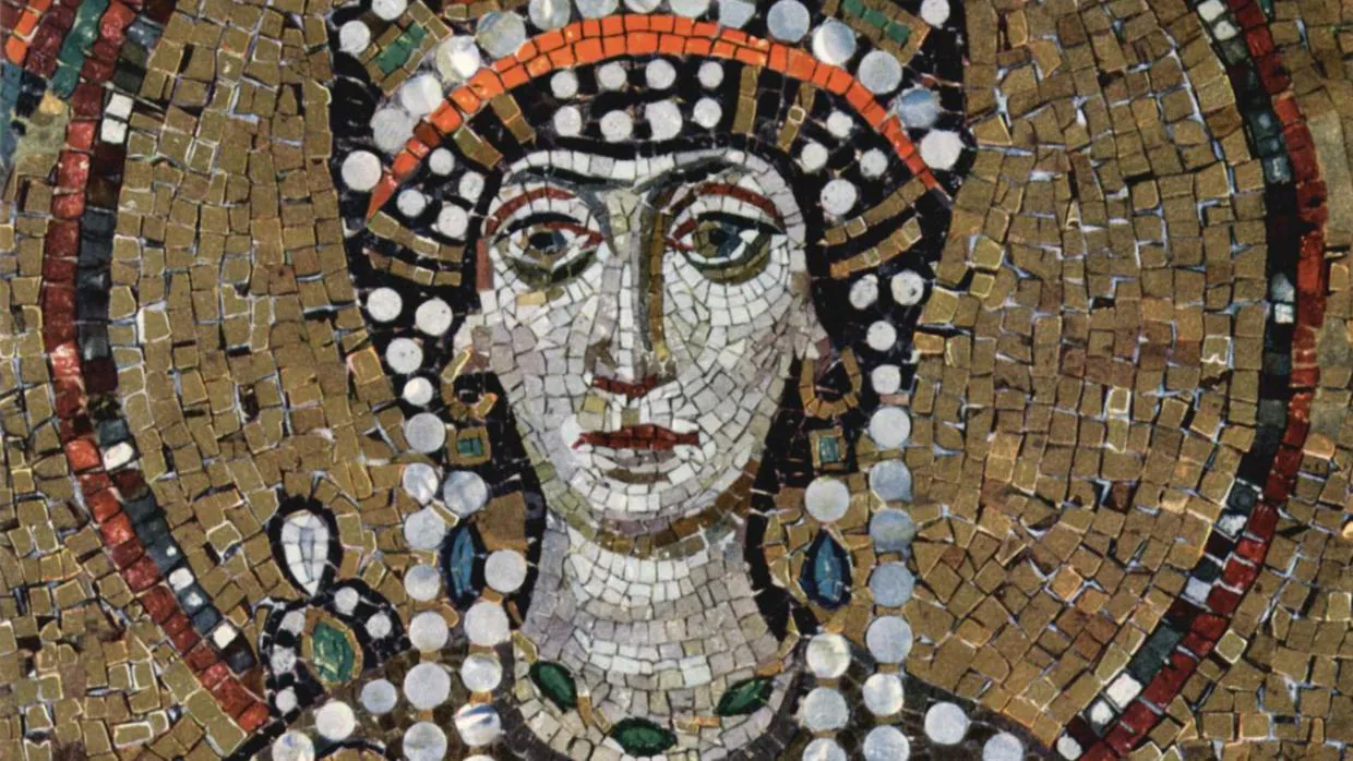 Mosaico de Teodora, representada en color púrpura como símbolo de la realeza