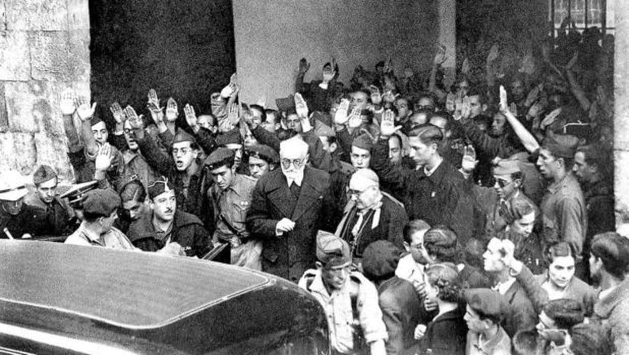 Miguel de Unamuno, en la salida de la Universidad de Salamanca en 1936 tras su incidente