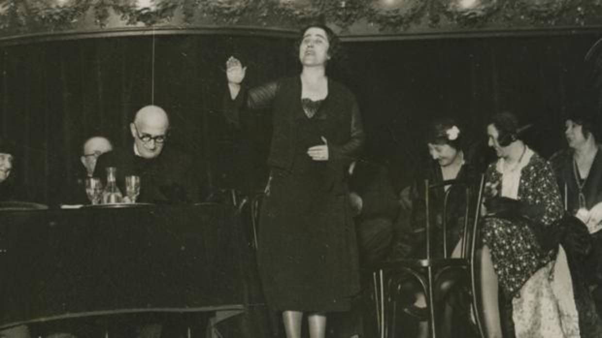 Mitin de Clara Campoamor en París en febrero de 1932