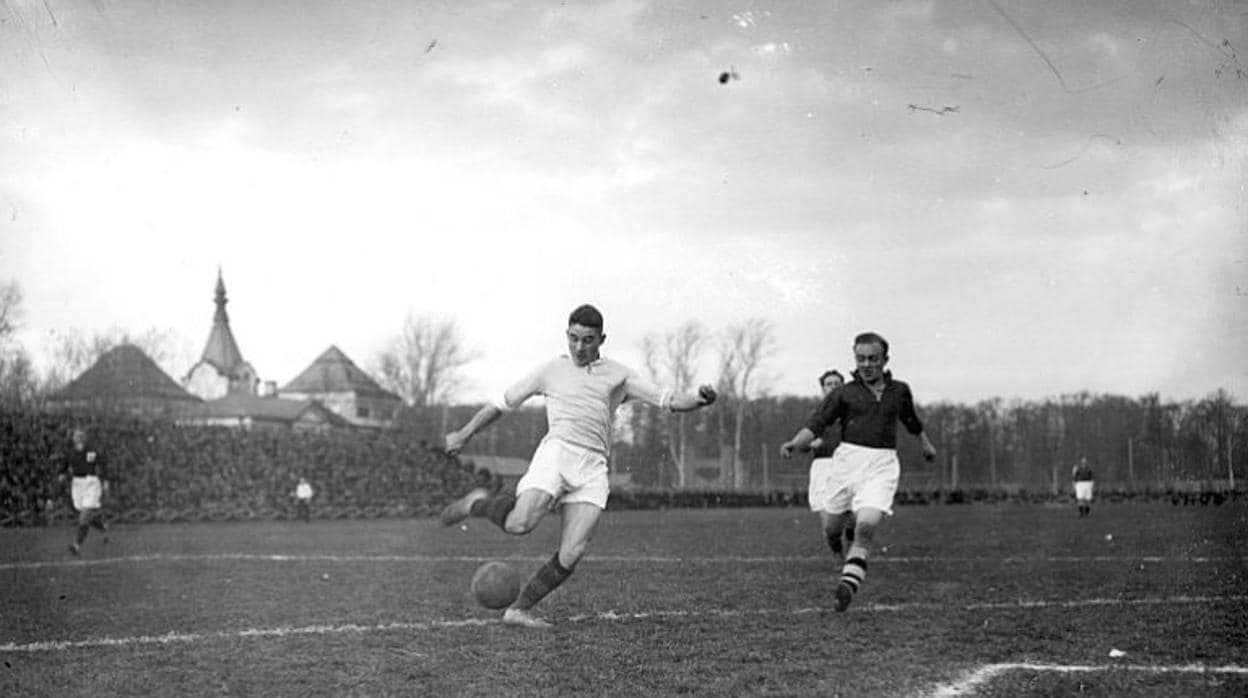 Nikolai Starostin, con el balón, en un partido amistoso contra Dinamarca en 1929