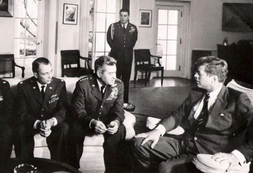 LeMay, en el centro, se reúne con Kennedy, a la derecha, para hablar de los vuelos espía de los U-2 en Cuba