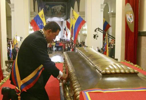 Hugo Chavez rinde homenaje ante el féretro de Simón Bolívar, en el cementerio de Caracas