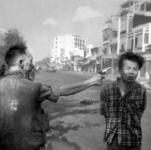 Nguyen Ngoc Loan ejecuta a un oficial del Vietcong