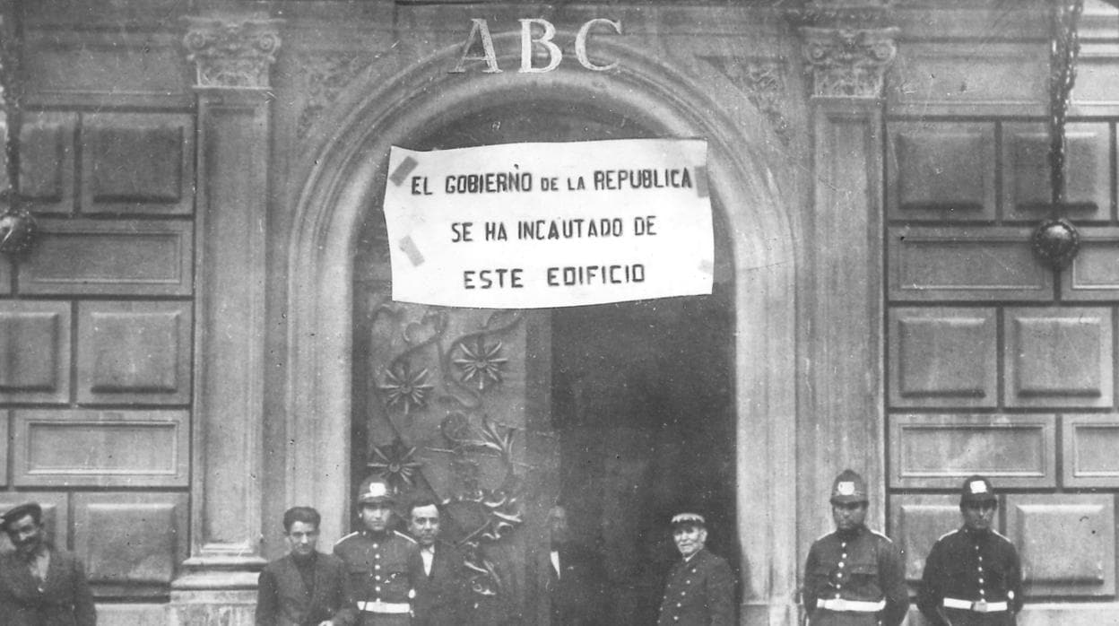 Imagen de la redacción de ABC en la calle Serrano, incautada por el Gobierno de la Segunda República, el 30 de abril de 1931