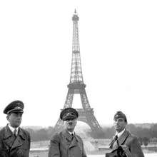 Hitler, con el arquitecto Albert Speer a la izquierda y el escultor Arno Breker a la derecha, en la Torre Eiffel de París el 23 de junio de 1940