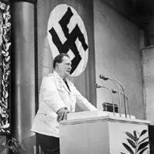 Göring dirigiéndose al Reichstag en Berlín