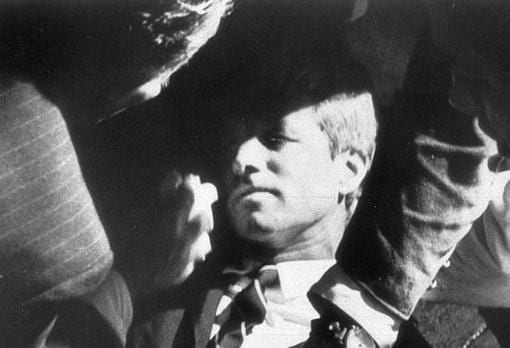Robert Kennedy, en el pasillo de Hotel Ambassador de Los Ángeles, después del atentado