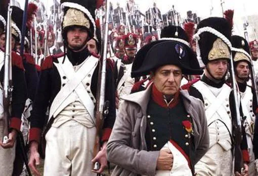 Escena de ficción que muestra a Napoleón Bonaparte junto a la Guardia Imperial
