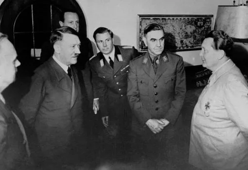 Pavelic (segundo por la derecha), junto a Hitler (segundo por la izquierda) y Goering (derecha)