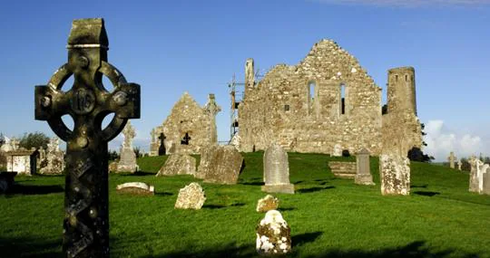 Restos de la Iglesia de Armagh, en las que se conservan los restos de Brian Boru, el nativo que derrotó a los vikingos en la batalla de Clontarf (1014)