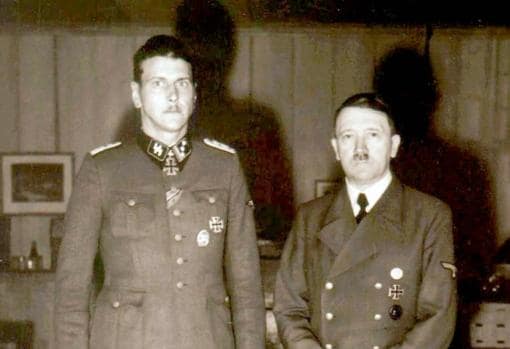 Un joevn Skorzeny junto a Adolf Hitler