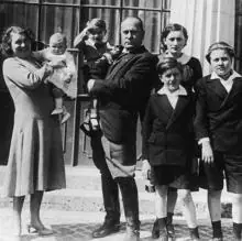 Rachele y Benito Mussolini, junto a sus cinco hijos