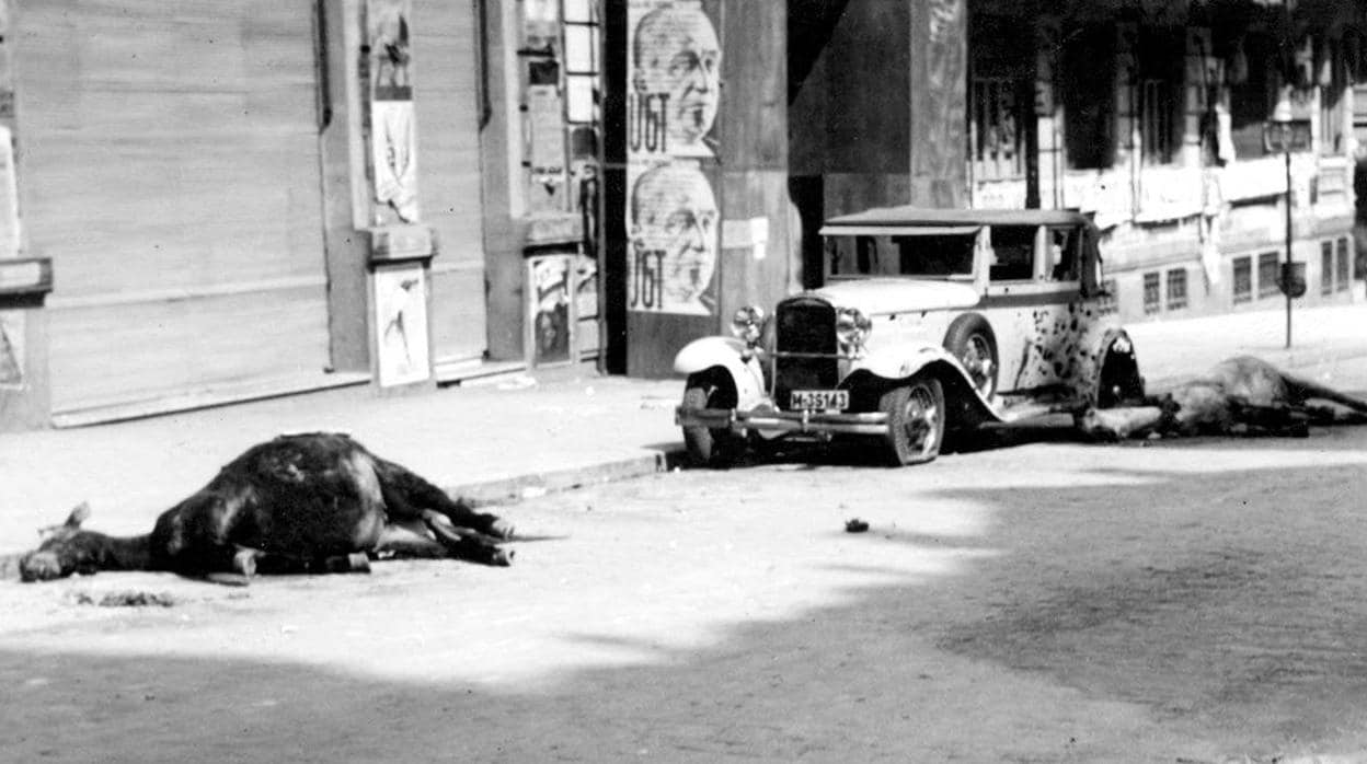 Destrozos y animales muertos, producidos por un obús que cayó sobre la calle Conde de Peñalver, en 1936