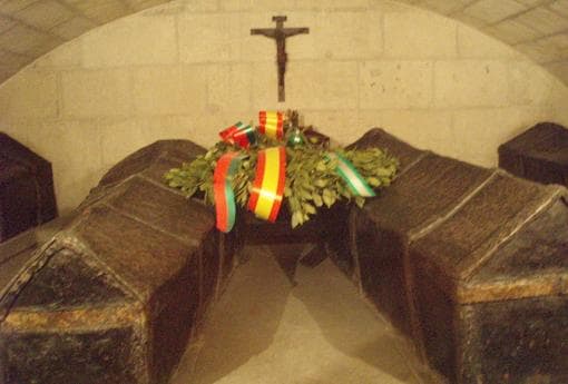 Féretros de los Reyes Católicos en la Capilla Real.