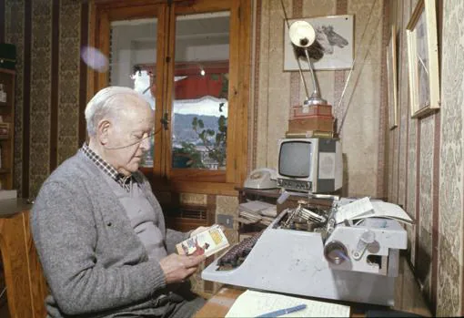 Lafuente Estefanía, escribiendo en su casa de Arenas de San Pedro, en 1978