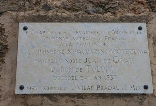 Placa a Xipaguazin Moctezuma y Juan de Grau en la iglesia de Toloriu.