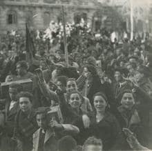 La multitud, congregada en la Plaza de Oriente, en Madrid, tras anunciarse el final de la Guerra Civil