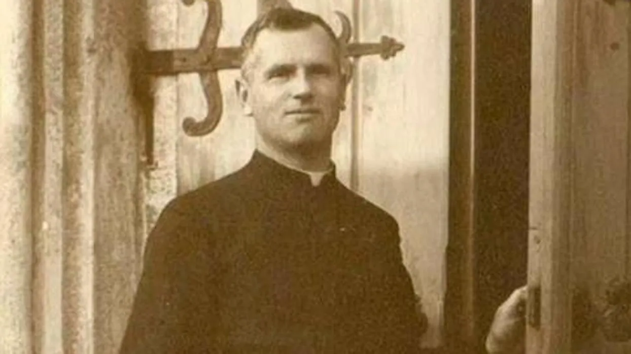 El padre Josef Toufar, en un retrato realizado a la entrada de la iglesia de Cihost, en Checoslovaqui