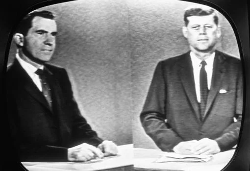 Imagen de Nixon (derecha) y Kennedy en una televisión de 1960