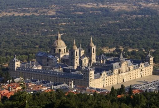 El Monasterio de El Escorial, desde el monte Abantos.