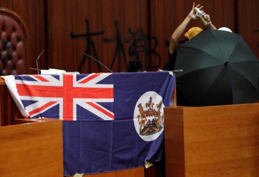 La bandera colonial fue colocada este lunes en el parlamento de Hong Kong a modo de protesta