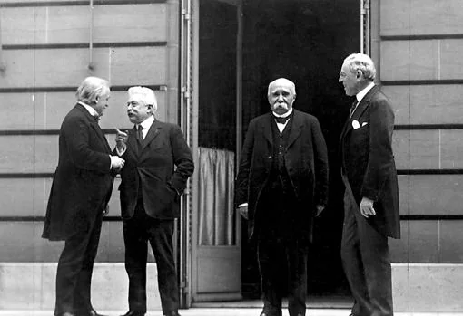 George, Orlando, Clemenceau y Wilson , el «Comité de los cuatro», durante un descanso en las negociaciones de Versalles.