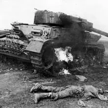 Tanque Tigre destruído en Kursk. A los pies, un soldado soviético