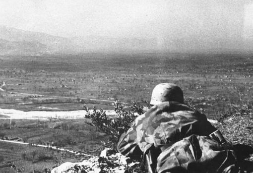 Vista del valle de Cassino y un paracaidista alemán controlando las posiciones aliadas