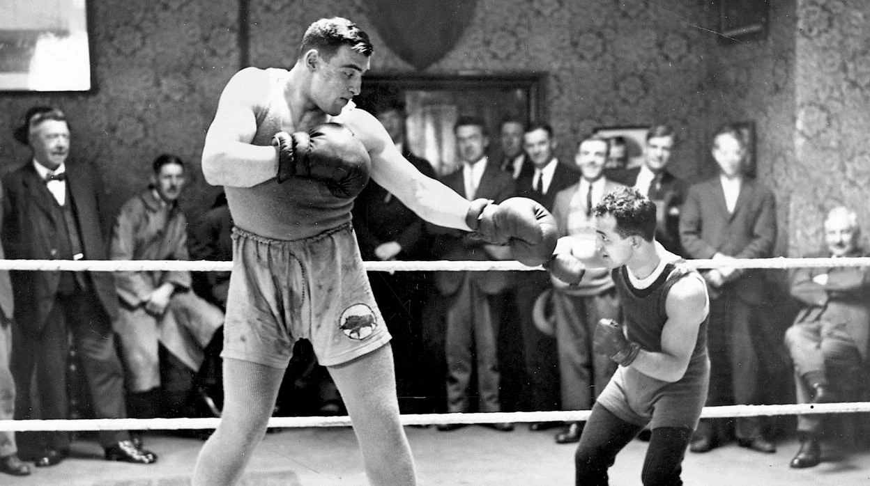 El boxeador italiano de 22 años Primo Carnera, entrenando en 1929 para su combate contra Jack Sharkey